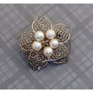 Vintage Silver Tone Lovely Flower & Pearls Brooch G28